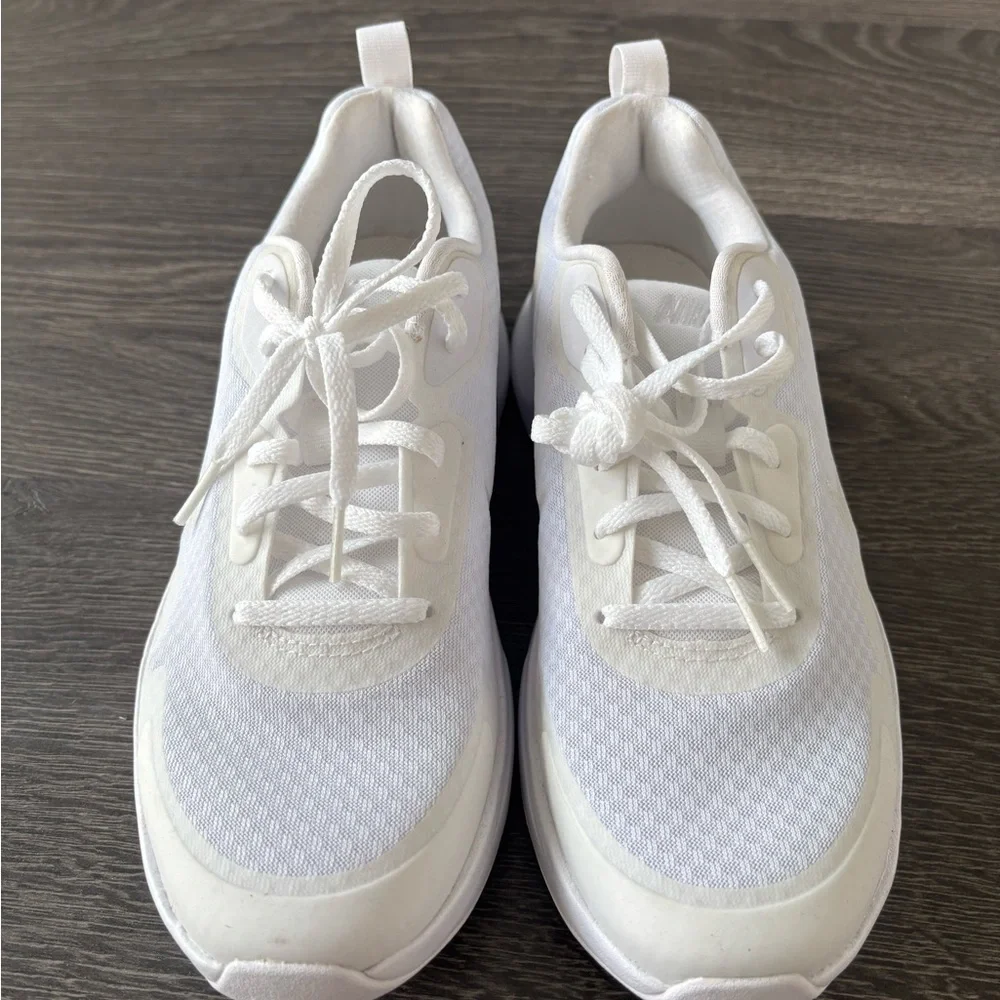 Nike Women's White Mesh Sneakers - Picture 2 of 7
